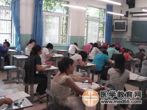 衛(wèi)生資格考試開始，考生們開始答題