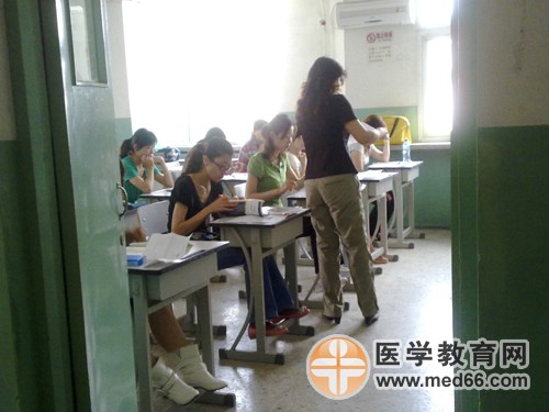 衛(wèi)生資格考生進入考場，等待考試開始