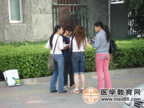 衛(wèi)生資格第一場考試結束，考生討論