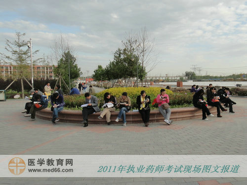 午飯過(guò)后，考生開(kāi)始了下午考試的復(fù)習(xí)