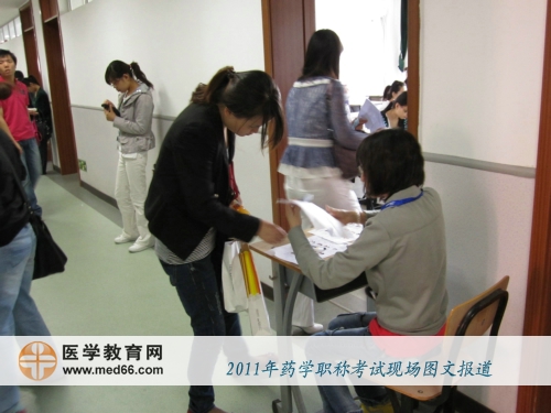 進(jìn)入教室前，監(jiān)考老師核對(duì)考試證件