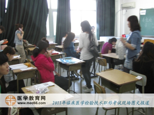 經(jīng)過證件檢查，考生進入教室，準備開考