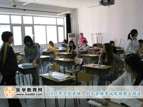 經(jīng)過(guò)證件檢查，考生進(jìn)入教室，準(zhǔn)備開考