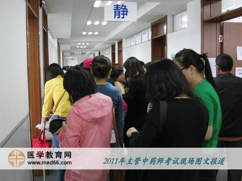考生進(jìn)入考場，樓道里擠滿了正在核對(duì)信息的主管中藥師考生