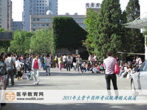 清晨，醫(yī)學(xué)教育網(wǎng)小編到達(dá)考場，已有很多主管中藥師考生在考場外等待