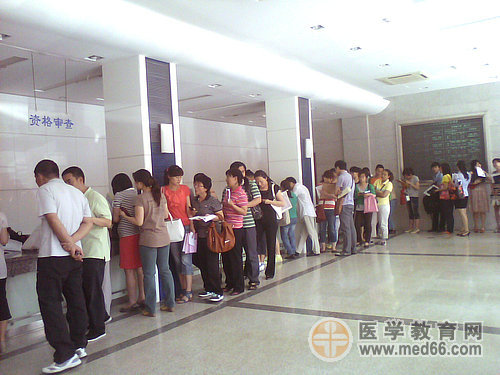 大廳內，執(zhí)業(yè)藥師報名資格審核，考生秩序井然