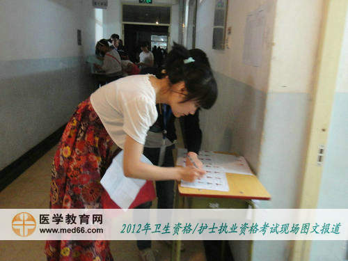 監(jiān)考老師核對、檢查證件后，衛(wèi)生資格考生簽字確認(rèn)