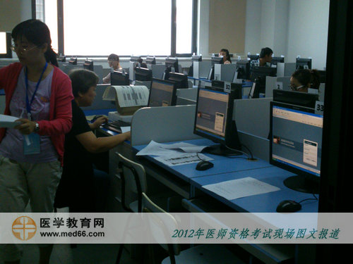 口腔醫(yī)師考場(chǎng)內(nèi)正在幫考生核對(duì)信息的老師