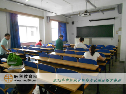 中醫(yī)執(zhí)業(yè)醫(yī)師考生陸續(xù)進(jìn)場(chǎng)