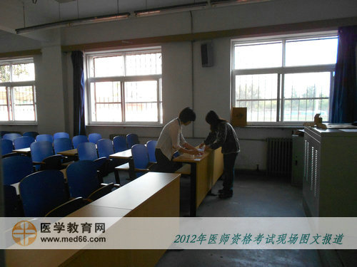 中醫(yī)醫(yī)師考生入場(chǎng)前，監(jiān)考老師忙著分貼座位號(hào)