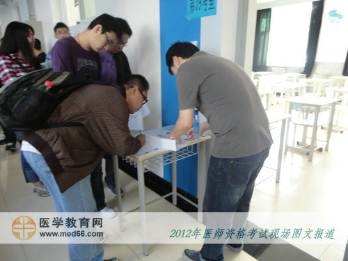 臨床醫(yī)師考生進入考前核對信息并簽到