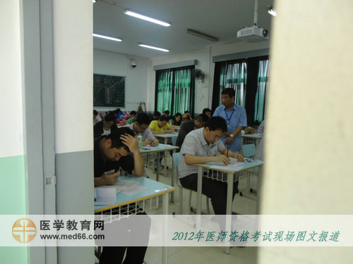 臨床醫(yī)師考場(chǎng)內(nèi)，監(jiān)考老師正在巡考