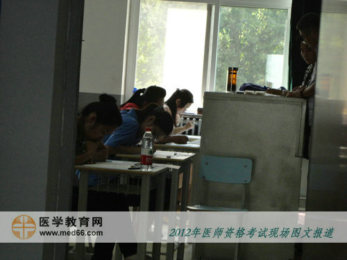 臨床醫(yī)師考試開始后，監(jiān)考老師仔細(xì)確認(rèn)考生信息