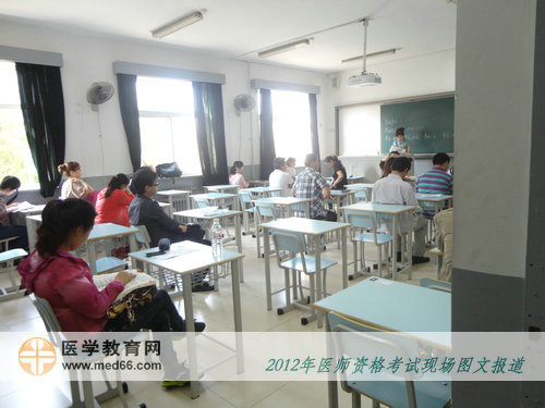 臨床醫(yī)師考生進(jìn)入考生也不忘抓緊時(shí)間看書