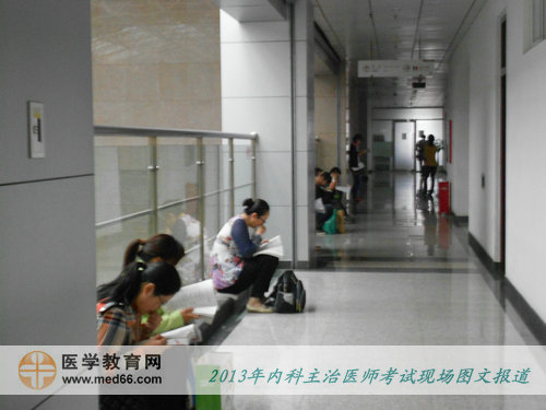 內(nèi)科主治醫(yī)師考生利用所有可利用的角落進行備考