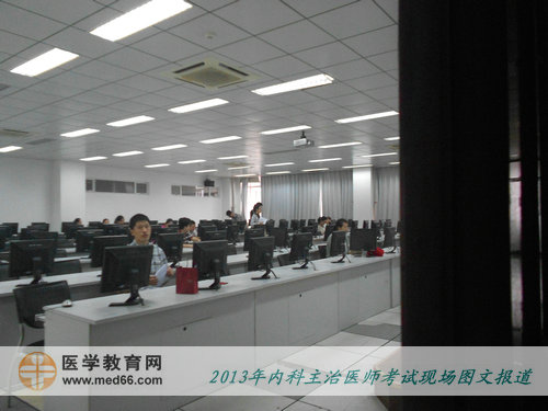陸續(xù)有考生進入考場，開始內(nèi)科主治醫(yī)師考試