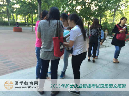 參加2015年護(hù)士資格考試的姑娘們在最后關(guān)頭互相討論