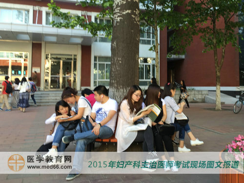 早到考試現(xiàn)場正在復習的婦產(chǎn)科主治醫(yī)師考生 