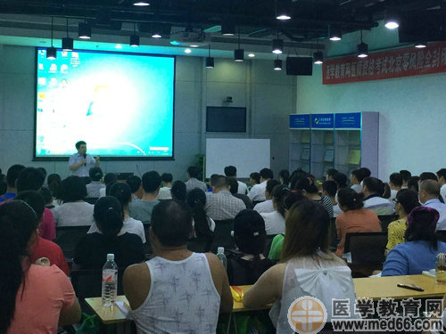 閆敬之老師為廣大中醫(yī)、中西醫(yī)學員講授考試重點