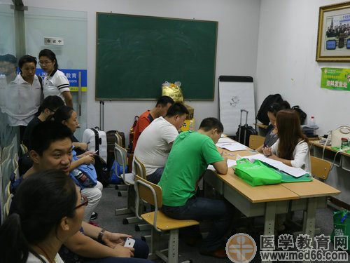 正在等待辦理相關入學手續(xù)的學員