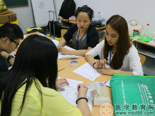 中醫(yī)、中西醫(yī)面授班學員簽署入學協(xié)議