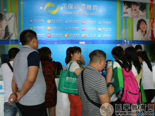 提前一天到場，正在進行報道注冊的學員