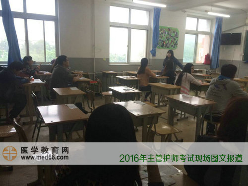 2016年主管護(hù)師考試考生進(jìn)入考場(chǎng)準(zhǔn)備考試