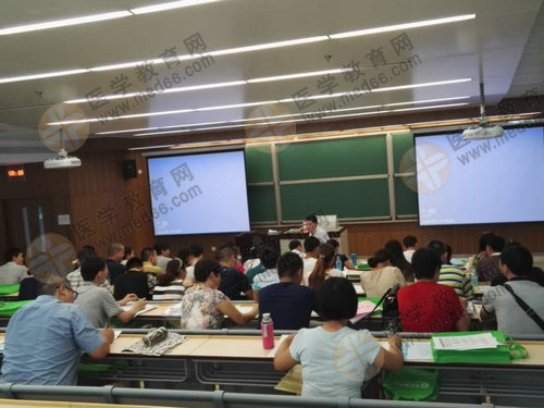 醫(yī)學教育網(wǎng)中醫(yī)醫(yī)師面授旗艦班閆敬之老師正在授課