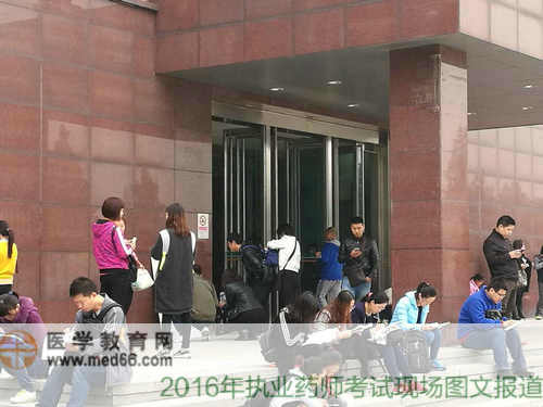 趁著考場還沒開門，考生們占據(jù)有利地形“臨陣磨槍”