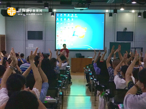 現(xiàn)場學員認真學習中醫(yī)中藥學醫(yī)師相關(guān)知識，氣氛熱烈 