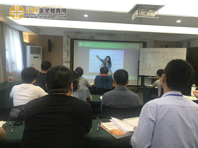 醫(yī)學(xué)教育網(wǎng)鴻雁老師親臨授課，中西醫(yī)醫(yī)師技能密訓(xùn)班學(xué)員認(rèn)真聽講