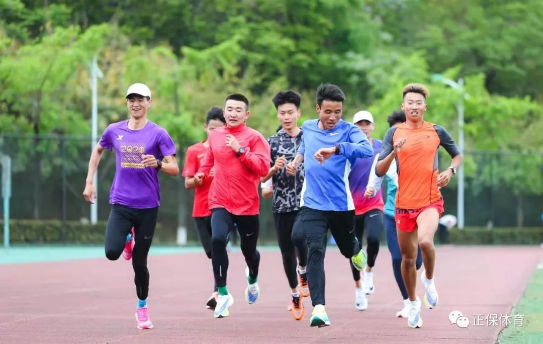 抵達(dá)仁壽后，正保的小伙子們?cè)趫?chǎng)地進(jìn)行賽前訓(xùn)練