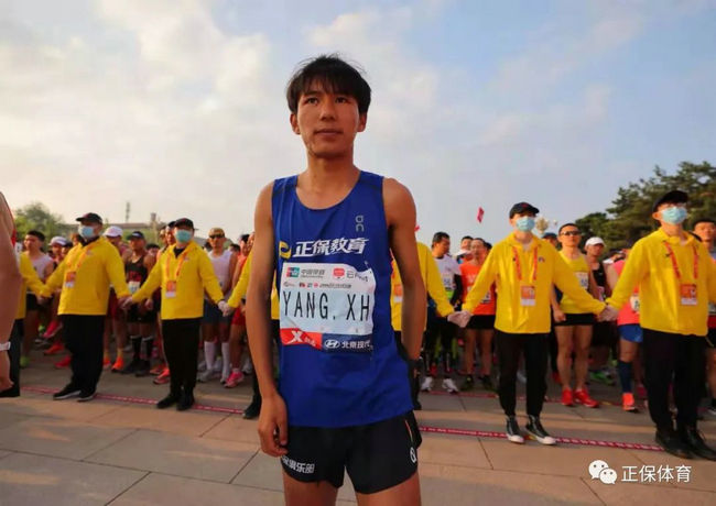 楊小華在比賽開始后緊跟第一集團(tuán)